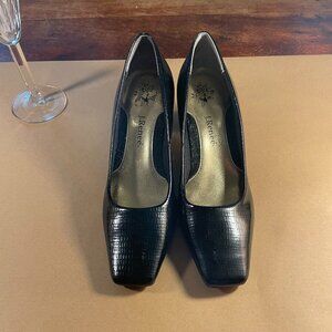 ✨ J. Renee Black Croc Embossed Pumps w/ Gold Heel Detail ✨